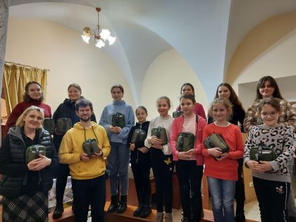25 січня - Діти з дитячого хору кафедрального собору м. Вінниці передали кошти на допомогу ЗСУ